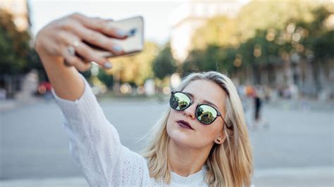 'Selfitis' - People obsessed with taking selfies may have genuine ...