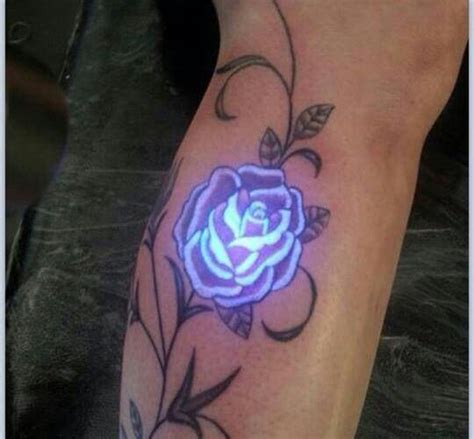 Glow in the dark | Tatuagem brilho, Tatuagens de flores no pulso ...