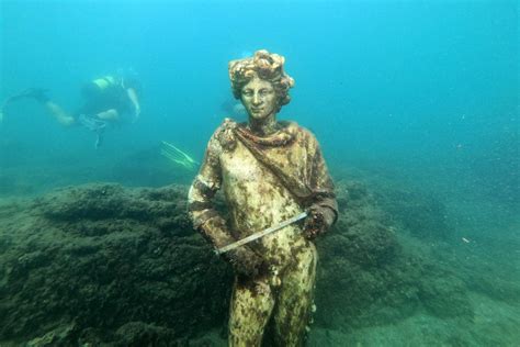 Tourists dive into underwater archaeological Roman party town | Daily Sabah