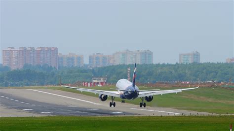 Airbus A320 airliner landing 7329480 Stock Video at Vecteezy