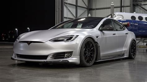 La Tesla Model S devient plus désirable grâce à un kit large en carbone