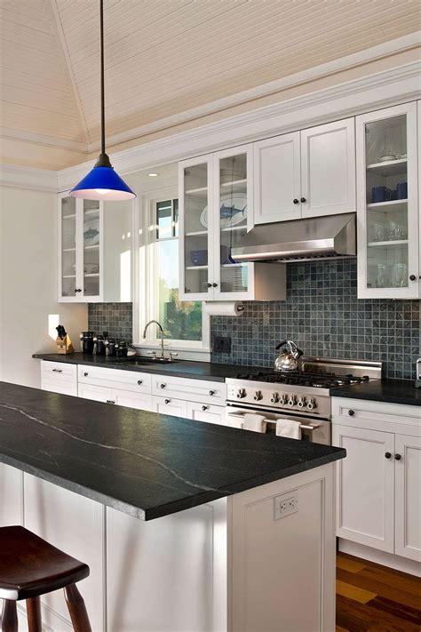 50+ Black Countertop Backsplash Ideas (Tile Designs, Tips & Advice!) | Estilo de cozinha ...