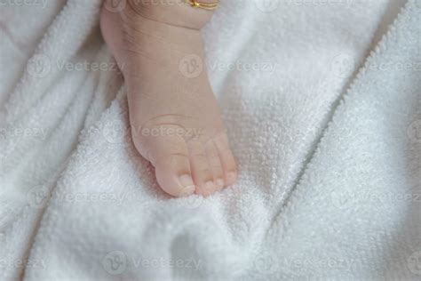 Newborn baby's feet 27174928 Stock Photo at Vecteezy