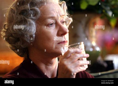 The queen helen mirren hi-res stock photography and images - Alamy