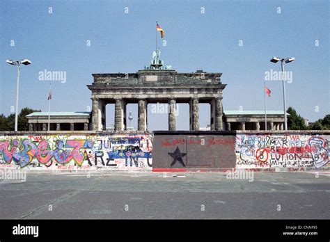 The Berlin Wall at the Brandenburg Gate in 1989 Stock Photo - Alamy