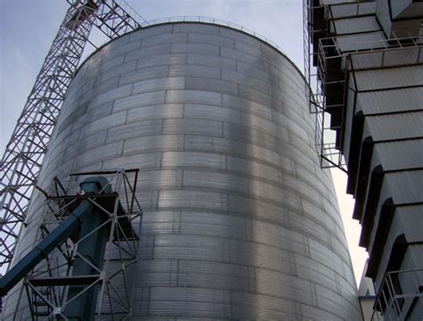 Steel grain silo used for food storage and transportation