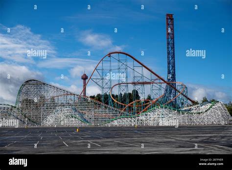 Six flags magic mountain roller coaster hi-res stock photography and images - Alamy