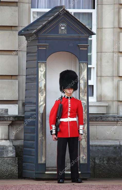 One soldier stand guard outside Buckingham Palace in London – Stock ...