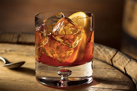 Classic Old Fashioned Recipe: How To Make the Iconic Whiskey Cocktail | Man of Many | Vasos