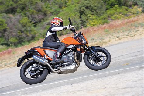 2016 KTM 690 Duke Review | Singular Feeling