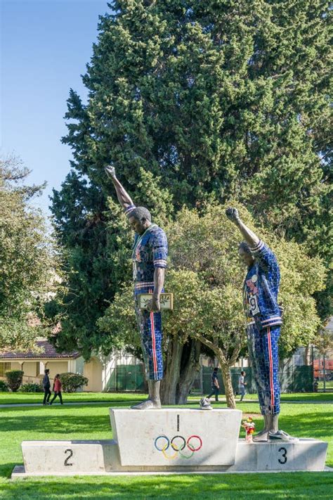 Tommie Smith Y John Carlos Statue En San Diego State University Fotografía editorial - Imagen de ...