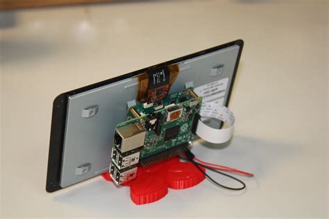 Raspberry Pi now has an official touchscreen display