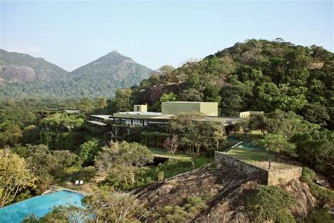 Kandalama Hotel, Sri Lanka,1994 | Geoffrey Bawa, architect The Kandalama Hotel is the first ...