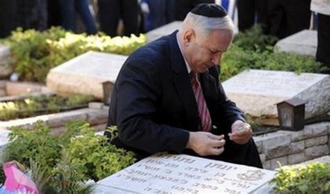 Netanyahu visits gravesite of brother Yoni on anniversary of Entebbe ...