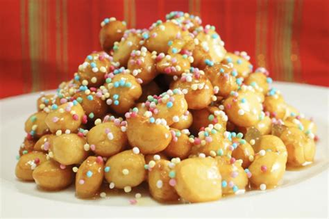 Italian Struffoli's original recipe for Christmas | Cookist.com