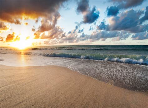 10,200+ Hawaii Beach Sunrise Stock Photos, Pictures & Royalty-Free Images - iStock