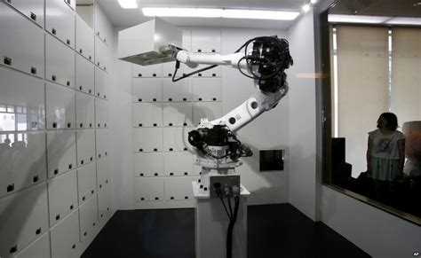 Five things about Japan's robot hotel - BBC News