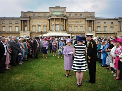 Buckingham Palace garden party - Photo 1 - Pictures - CBS News