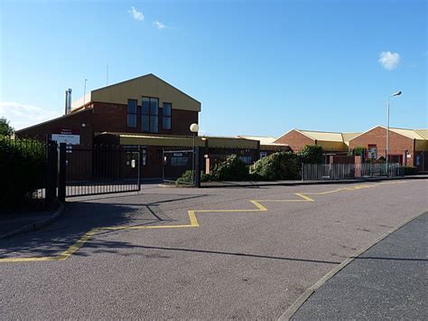 Glebelands Primary School © Richard Law cc-by-sa/2.0 :: Geograph Britain and Ireland