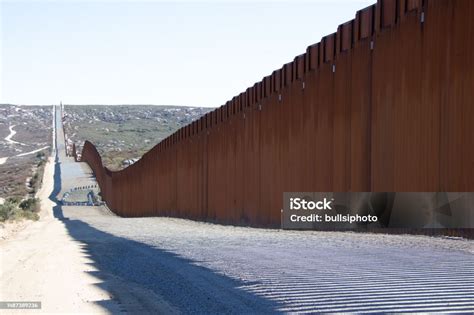 Us Border Wall Stock Photo - Download Image Now - California, Color ...