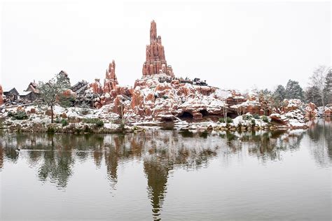 PHOTOS: Watch Disneyland Paris Turn Into A Winter Wonderland | Disney ...