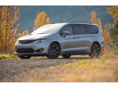 2020 Chrysler Pacifica Hybrid Pictures: | U.S. News