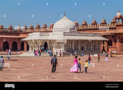 FATEHPUR SIKRI, INDIA - FEBRUARY 17, 2017: Tomb of Salim Chishti in the ...