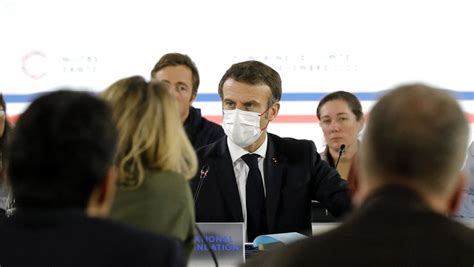 Covid-19 : Emmanuel Macron remet le masque face à la flambée de l ...