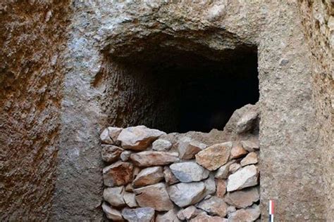 Rare Tomb Shows Bronze Age Mycenaean-era Nobleman had a Fondness for ...