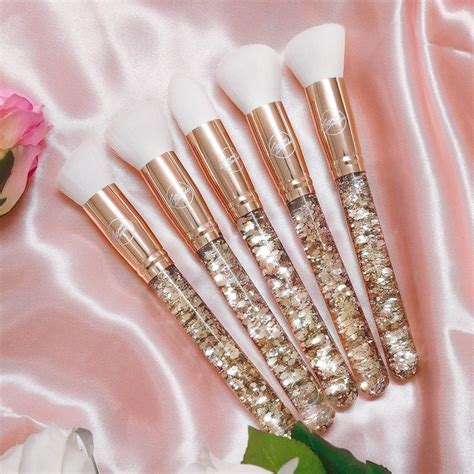 Gold Liquid Glitter Brush Set in 2020 | Gold glitter makeup, Glitter makeup, Makeup brush set