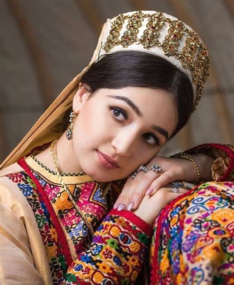 Turkmen girl.Turkmenistan. Traditional garment | Folk clothing ...