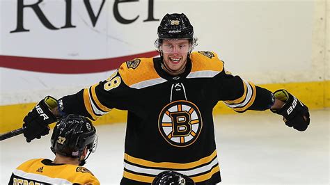 Bruins forward David Pastrnak out at least two weeks after thumb ...