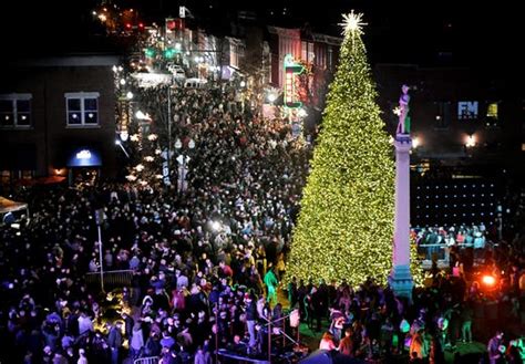 Kathie Lee performs 'Little Franklin Tennessee' at tree lighting event