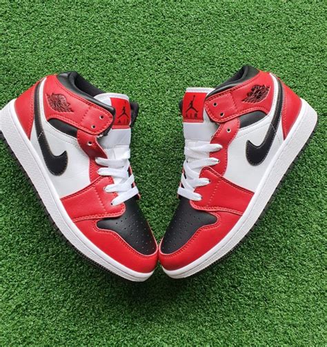 Nike Air Jordan 1 Mid 'Chicago Black Toe' - Exclusive Sneakers SA