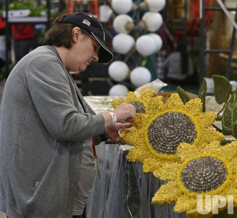 Photo: Volunteers Prepare Floats for the Rose Parade in Pasadena ...