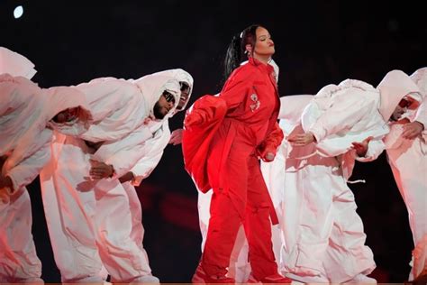 Rihanna replays the hits during a red hot Super Bowl halftime show ...