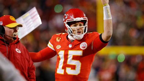 Kansas City Chiefs Dominate Miami Dolphins with 26-7 Victory - Archysport