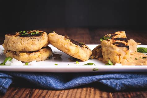 Llapingachos con Salsa de Mani: Vegan Ecuadorian Stuffed Potato Cakes ...