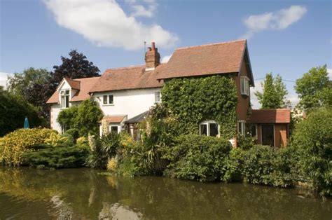 English Countryside Cottages and Houses Stand The Test of Time