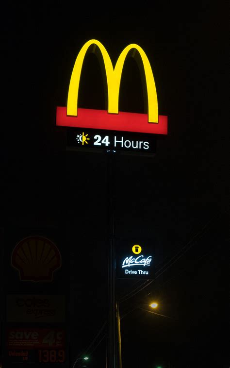 McDonald’s Australia trialling new roadside signage – Emre Aral – Information Designer