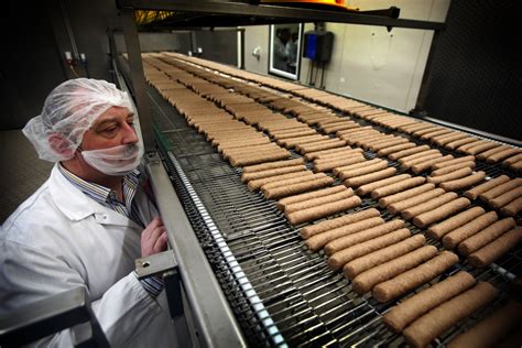 Hoe 'lekkers van Beckers' een begrip werd en de kip in de frikandel kwam | Foto | AD.nl