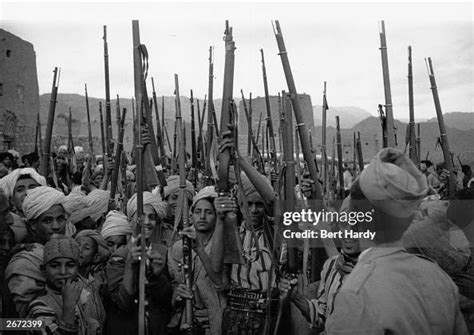 Yemeni tribesmen proudly showing off their rifles. Original... News ...