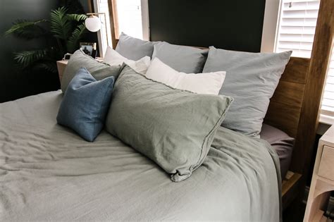 4 Simple king bed pillow arrangement ideas