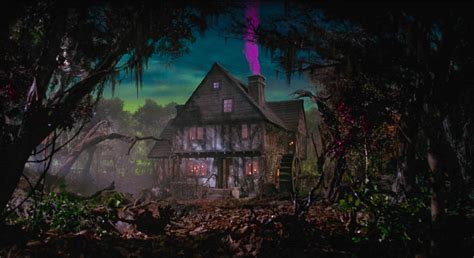 Hocus Pocus: Inside the Houses of the 1993 Disney Classic! (PHOTOS ...