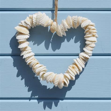 20 DIY Shell Decor Ideas To Make This Summer | Do it yourself ideas and ...