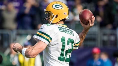 Aaron Rodgers knocked out of game with shoulder injury vs. Vikings