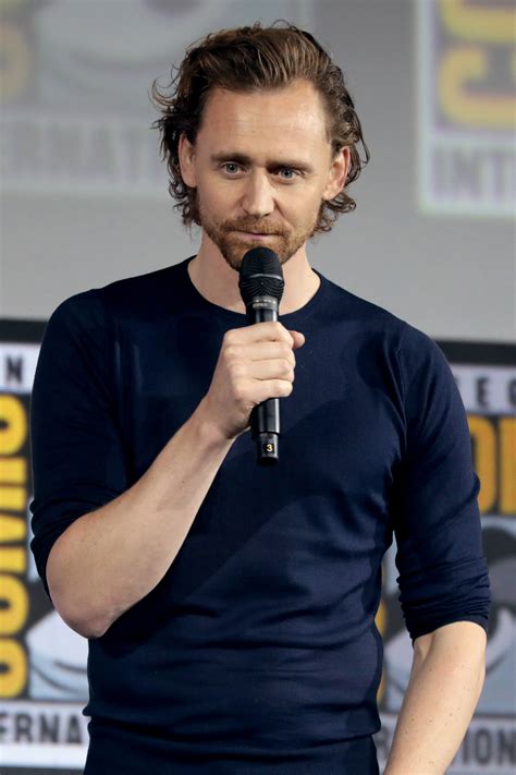 File:Tom Hiddleston (48468962561) cropped.jpg - Wikimedia Commons