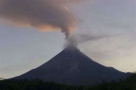 Merapi volcano photos: eruption in May 2006 - Part 1: glowing rock falls and the new lava dome