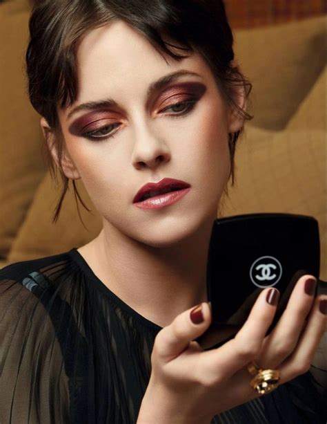 Kristen Stewart 💋 in 2023 | Kristen stewart chanel, Kristen stewart, Makeup collection