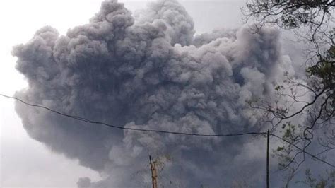 Dampak Erupsi Gunung Semeru, Hujan Abu Mengarah ke Utara yang Sampai Menempel di Badan Warga ...